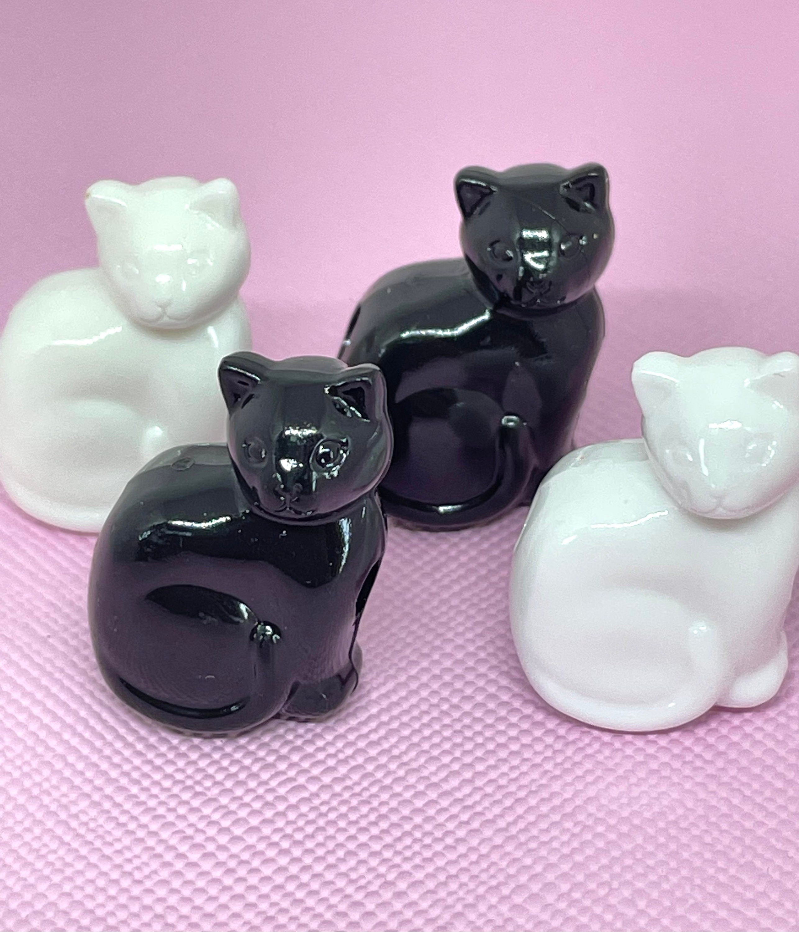 Spooky Monochrome Cat Beads: Halloween Feline Finesse