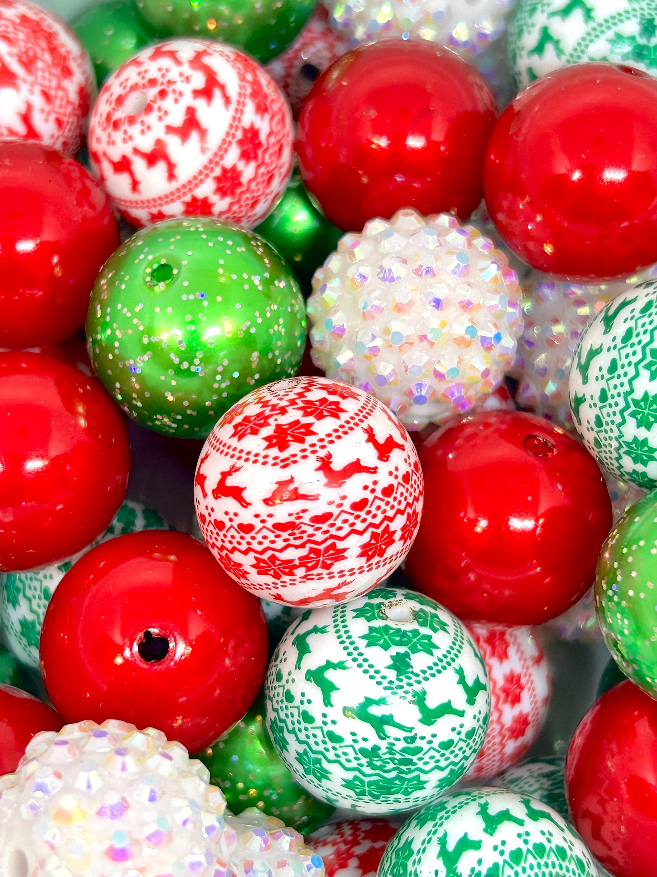 Chunky 20mm Christmas Beads Set - Vibrant Red, Green Glitter, Christmas Sweater & White Iridescent Beads for Holiday Crafting