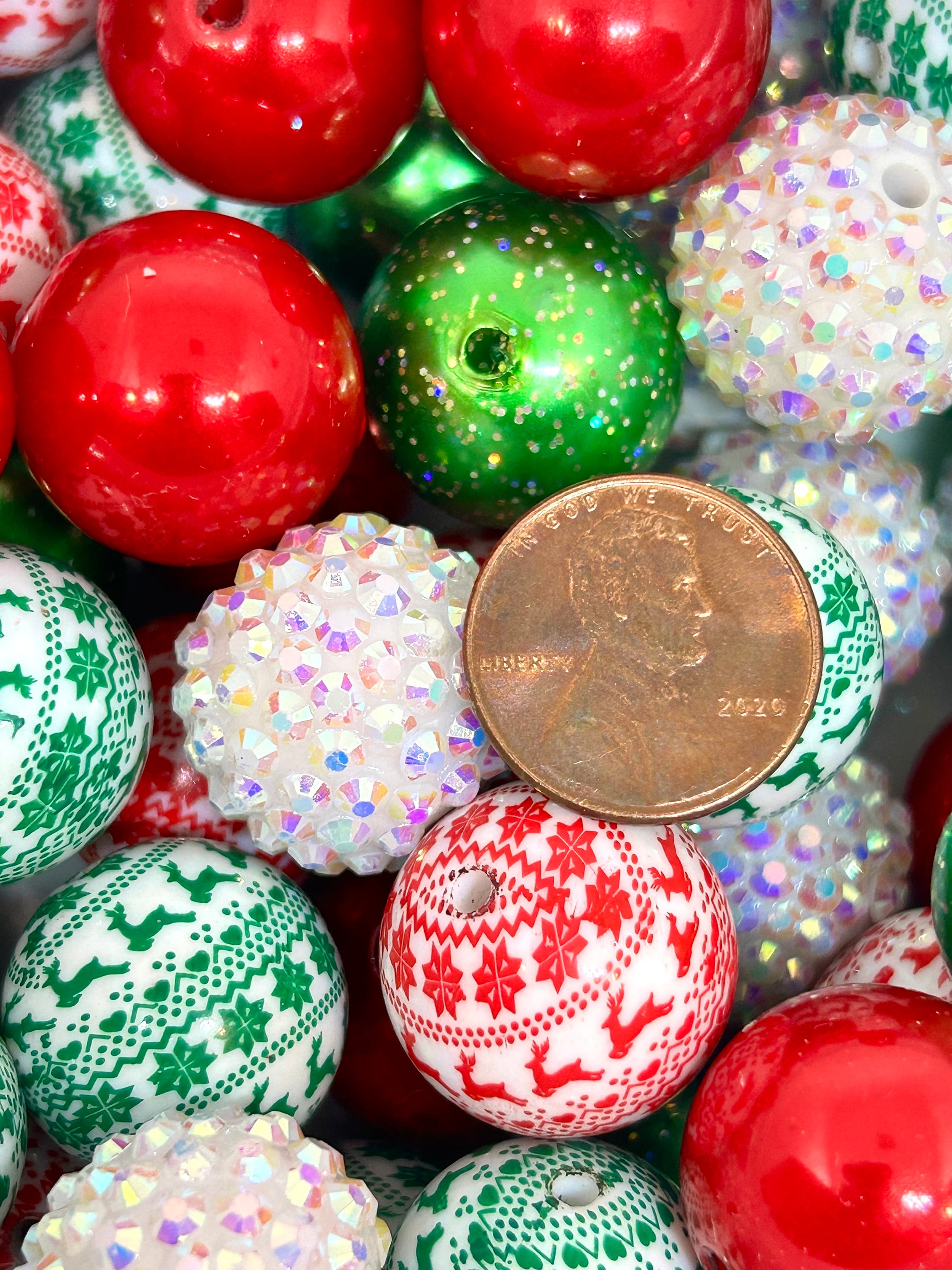 Chunky 20mm Christmas Beads Set - Vibrant Red, Green Glitter, Christmas Sweater & White Iridescent Beads for Holiday Crafting