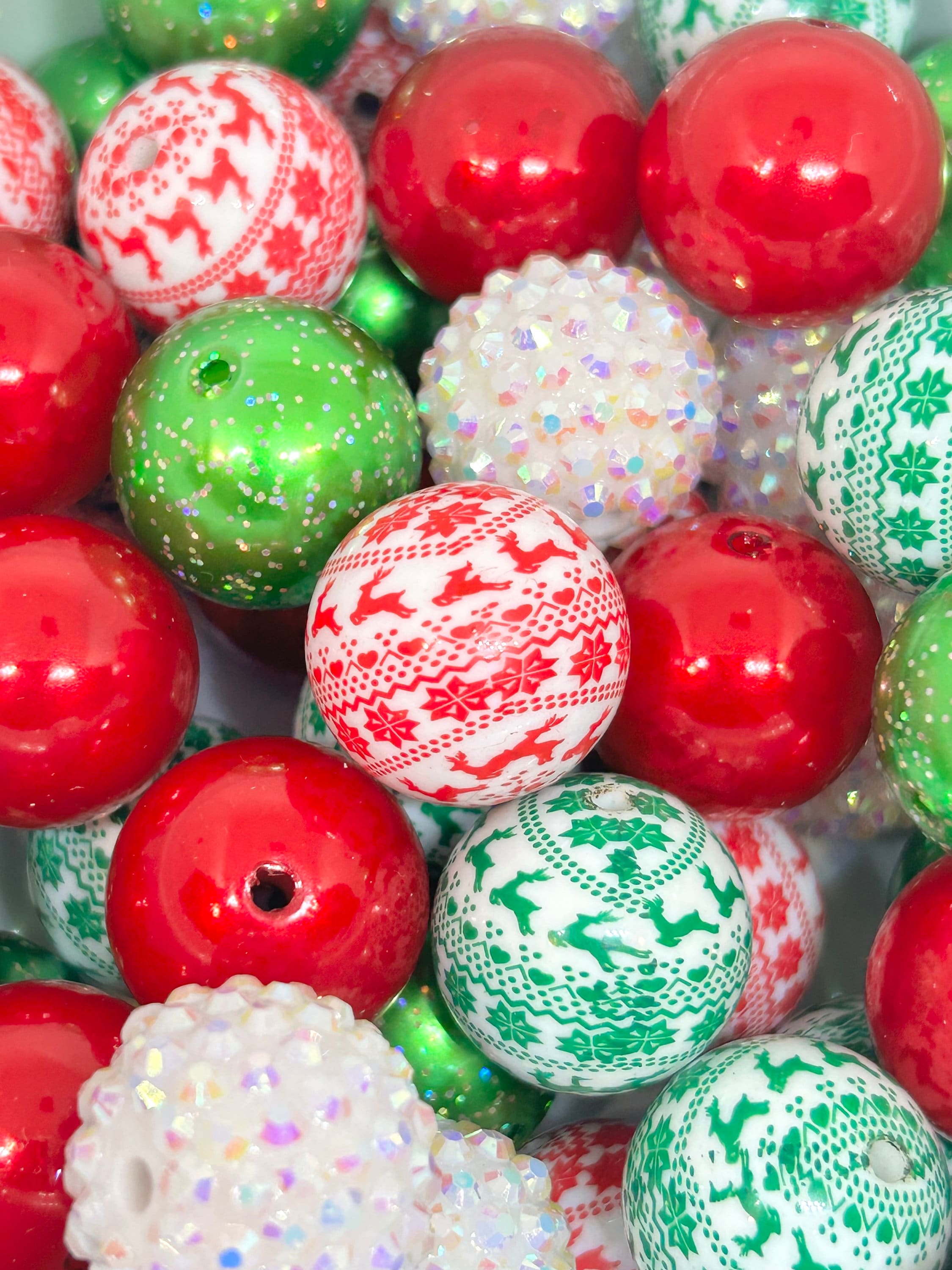 Chunky 20mm Christmas Beads Set - Vibrant Red, Green Glitter, Christmas Sweater & White Iridescent Beads for Holiday Crafting